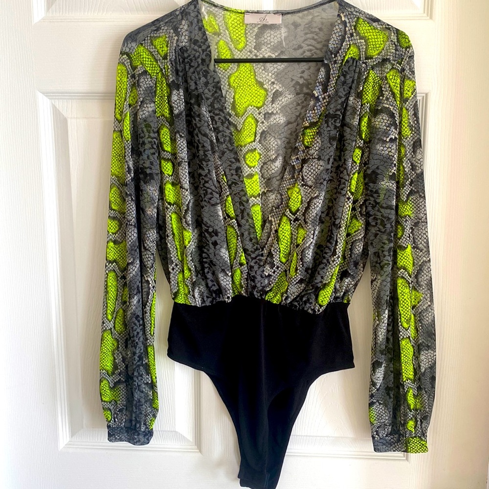 Snakeprinted bodysuit blouse